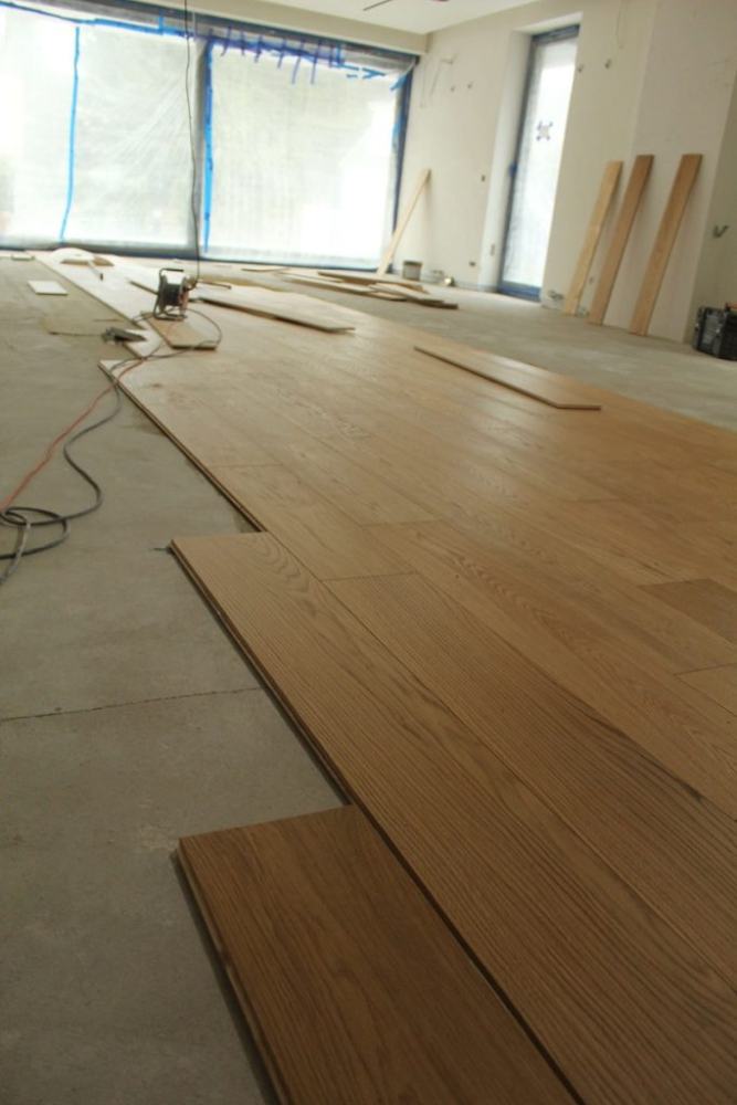 Na zdjęciu widzimy podłogę wykonaną z desek dębowych w trakcie montażu.