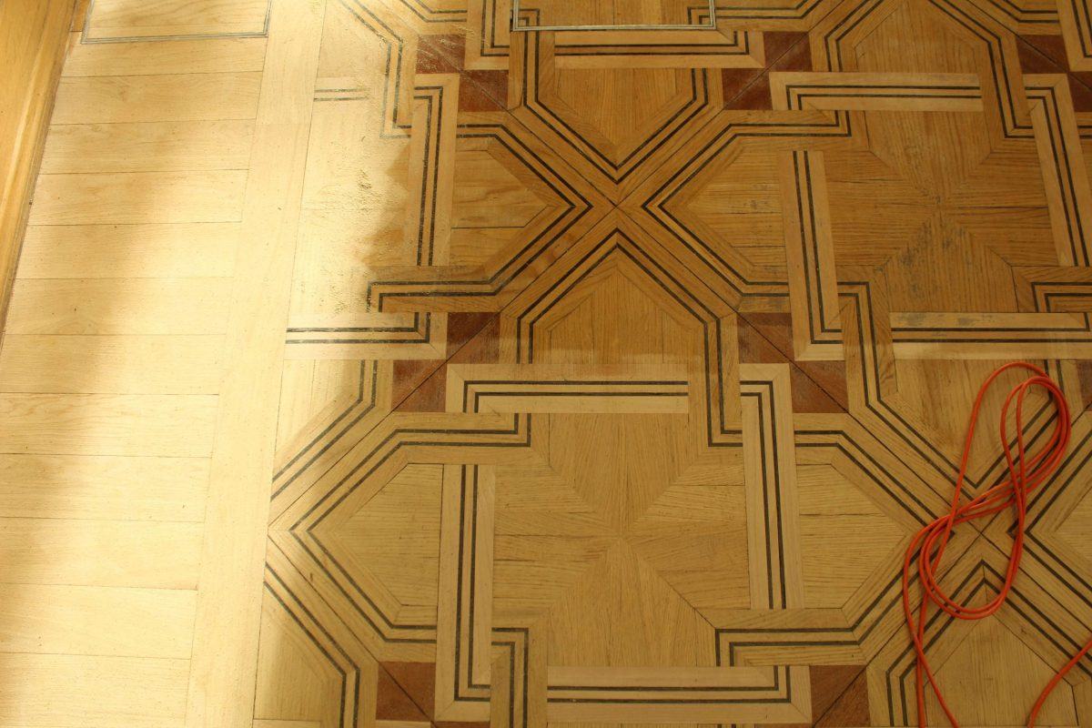 Ujęcie z góry prezentujące podłogę pałacową w Uniwersytecie Warszawskim.