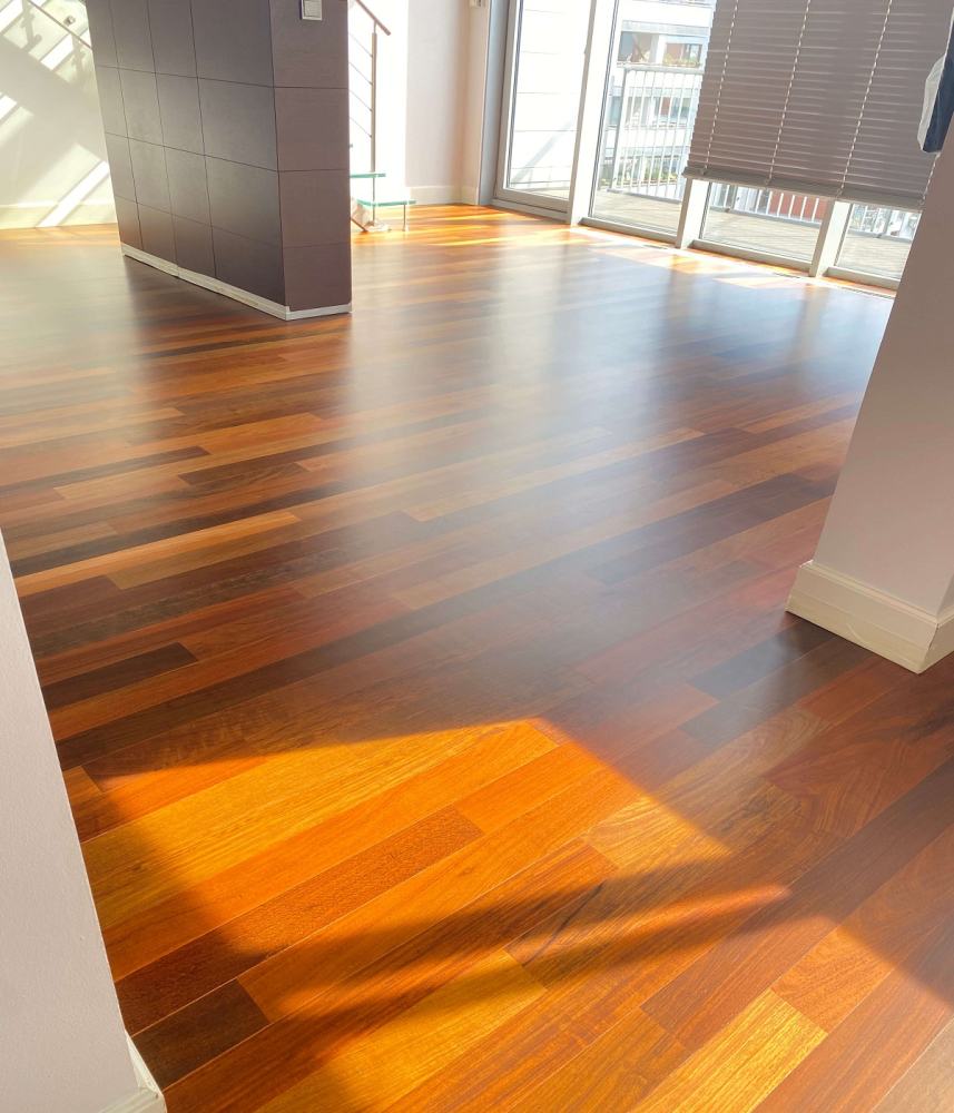 Zdjęcie przedstawia pomieszczenia, w których wykonano cyklinowanie oraz lakierowanie podłogi wykonanej z drewna merbau.