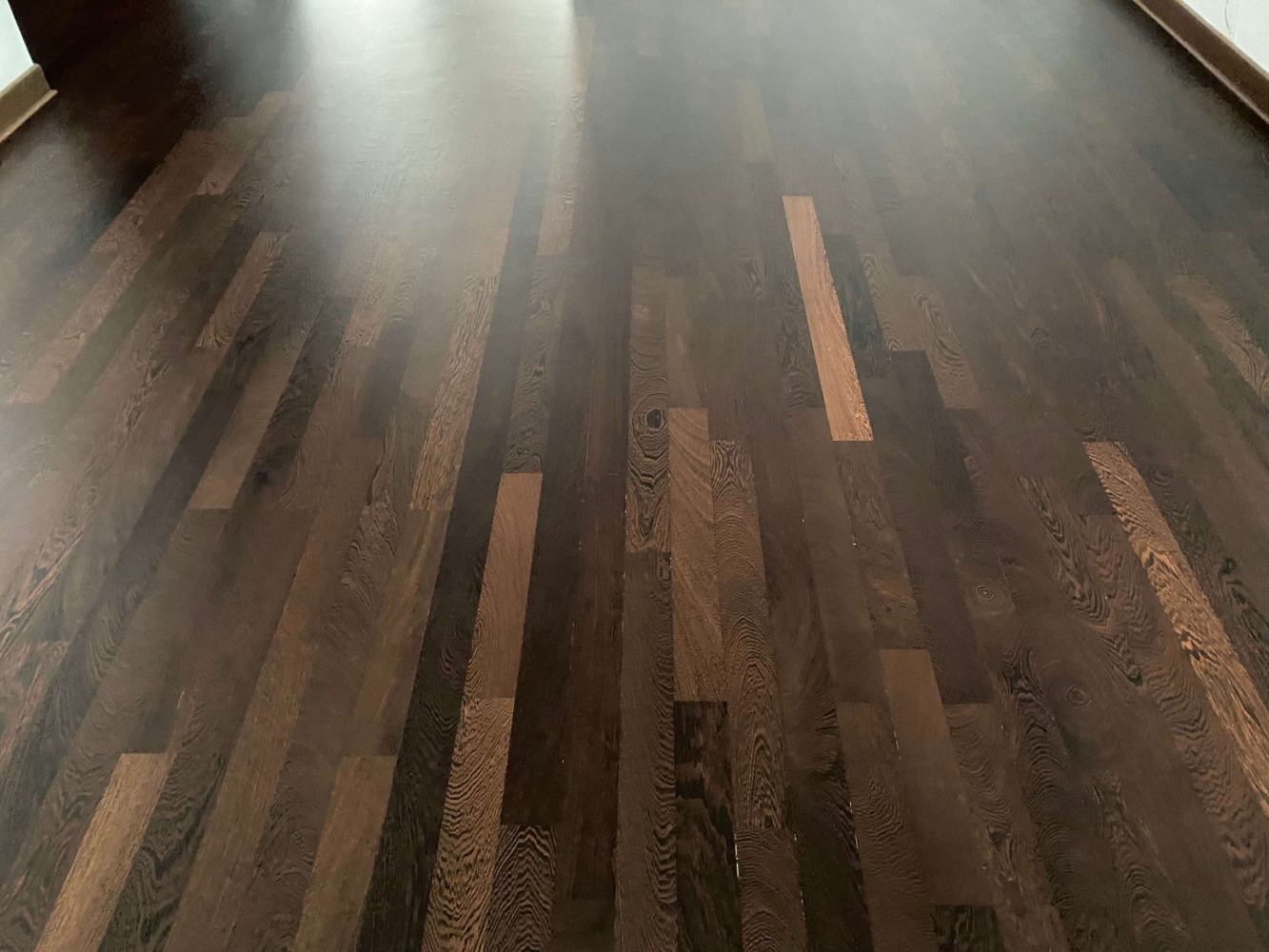 Zdjęcie przedstawia podłogę o wzorze pokładowym z drewna wenge. Została ona poddana zabiegowi cyklinowania i lakierowania.