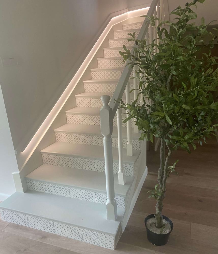 Zdjęcie prezentuje efekty prac nad nowym wyglądem schodów w domu jednorodzinnym.