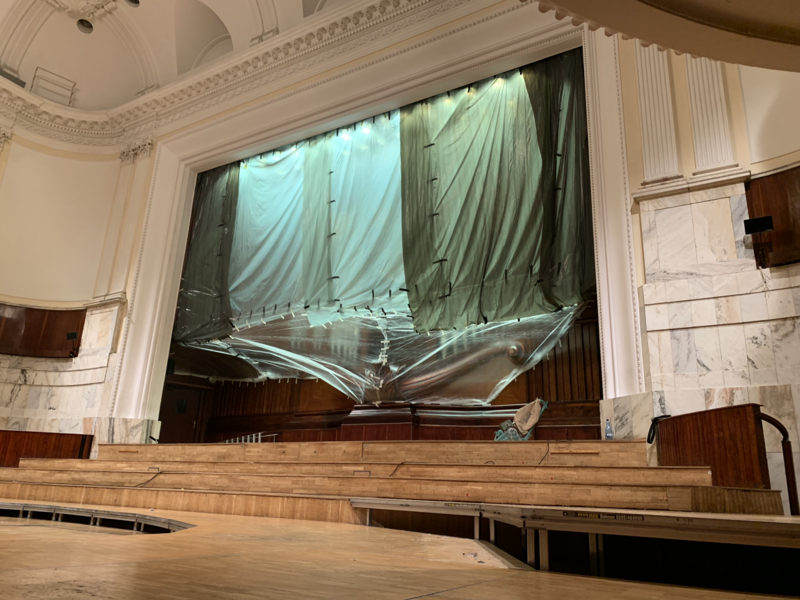 Na zdjęciu widoczna scena Filharmonii Narodowej przygotowana do zabiegu renowacji podłogi i schodów scenicznych.