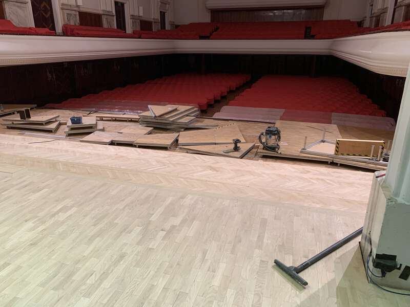 Na zdjęciu widoczny fragment sceny oraz widowni Filharmonii Narodowej. Na scenie wykonane zostało cyklinowanie podłogi.
