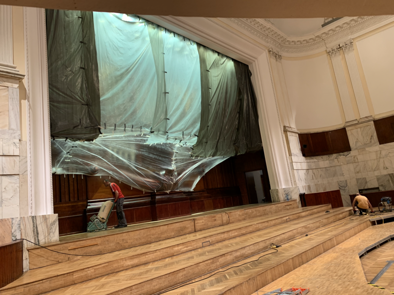 Na zdjęciu widzimy scenę Filharmonii Narodowej, na której wykonywane jest cyklinowanie podłogi scenicznej.